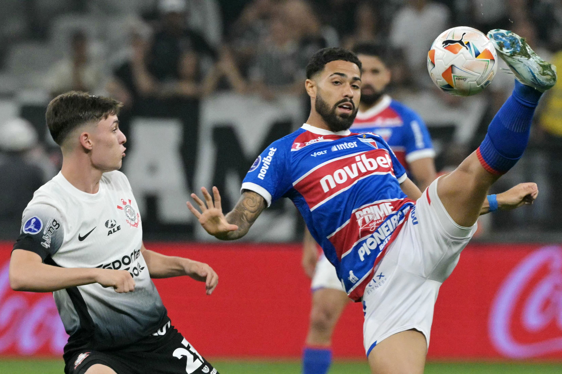 Calebe, do Fortaleza, durante jogo contra o Corinthians (Foto: NELSON ALMEIDA / AFP)