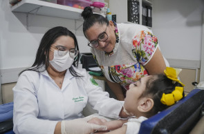 FORTALEZA, CEARÁ, BRASIL, 18-09-2024: O programa Nutep, da UFC, que promove terapias para crianças com microcefalia. Na foto, Lavigne, de 8 anos, filha de Sheila Noberto, de 42 anos. (Foto: Fernanda Barros/ O Povo)