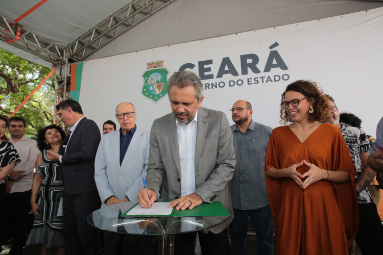 Autorização da ordem de serviço do restauro do Palacete Senador Alencar (sede oficial do Museu do Ceará), com presença do governador, Elmano de Freitas e da secretária de cultura, Luísa Cela(Foto: FÁBIO LIMA)