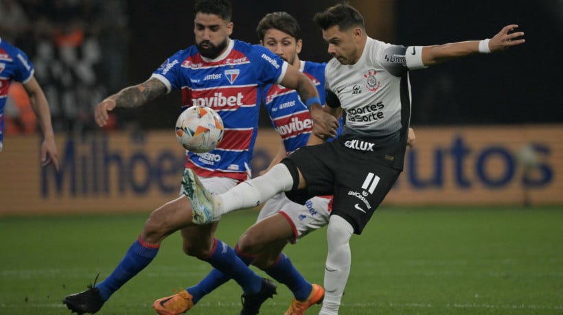 Brítez, zagueiro do Fortaleza, durante jogo contra o Corinthians pela Sul-Americana