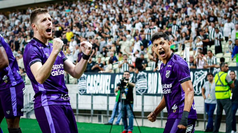 Aylon e Erick Pulga comemoram gol contra Vila Nova pela Série B 2024 