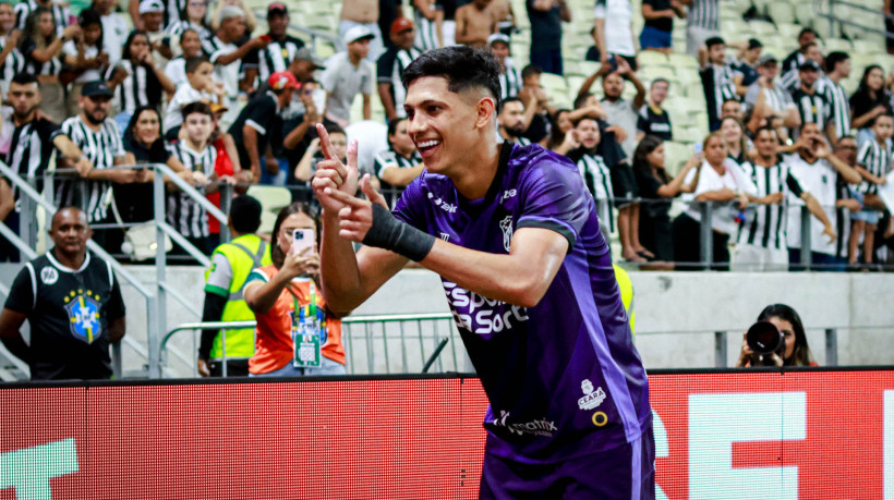 Erick Pulga comemora gol marcado contra Vila Nova pela Série B 2024 (Foto: Aurélio Alves / O POVO)