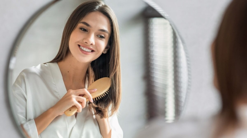 O tempo seco e a poluição do ar podem prejudicar o cabelo (Imagem: Prostock-studio | Shutterstock)