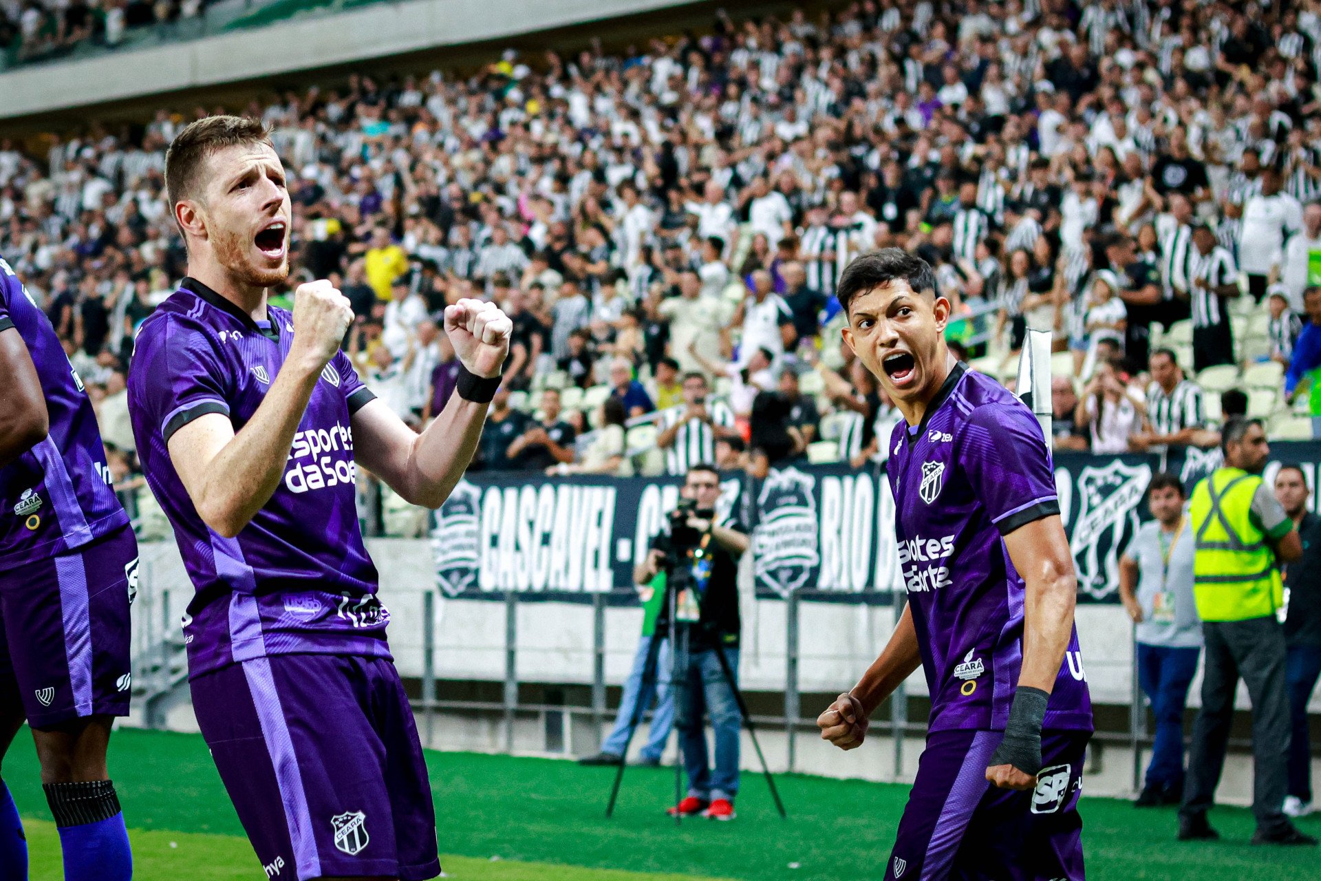 Aylon e Erick Pulga comemoram gol contra Vila Nova pela Série B 2024 (Foto: Aurélio Alves)