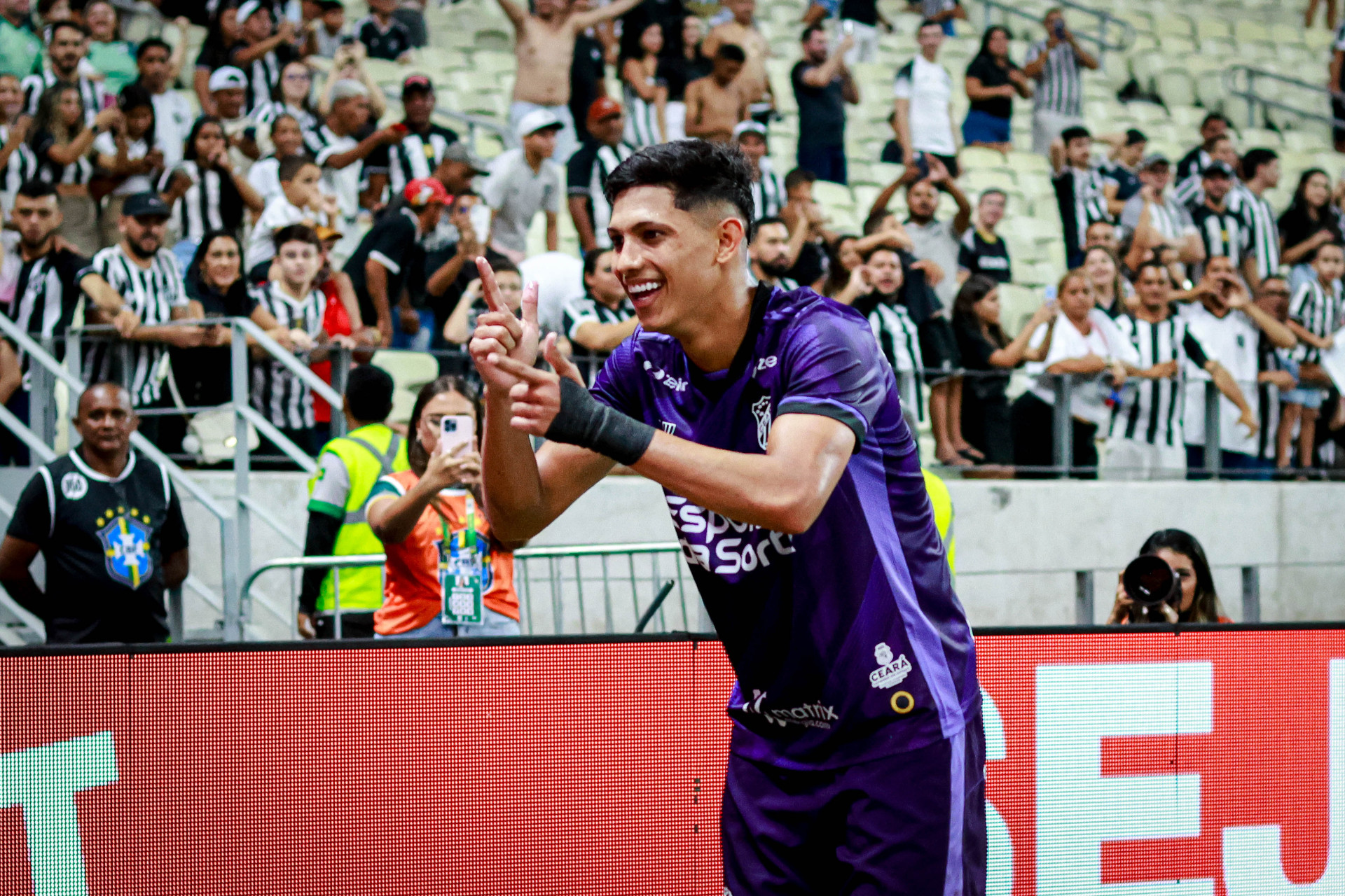 Erick Pulga comemora gol marcado contra Vila Nova pela Série B 2024 (Foto: Aurélio Alves / O POVO) (Foto: Aurélio Alves / O POVO)