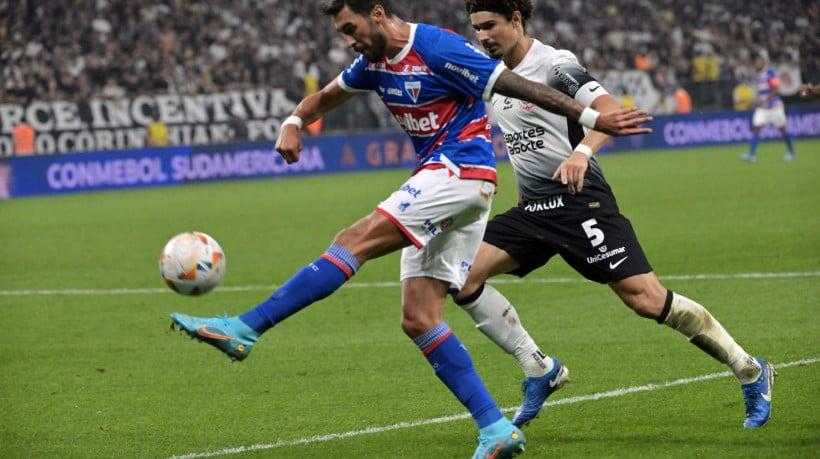 Lucero, atacante do Fortaleza, durante jogo contra o Corinthians pela Copa Sul-Americana