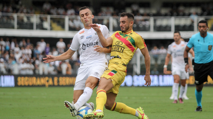 Brusque em atuação contra o Santos na Vila Belmiro pela Série B 2024