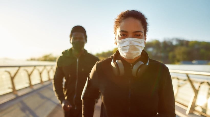 A prática de exercícios físicos durante os dias de tempo seco exige cuidados para evitar danos à saúde (Imagem: BAZA Production | Shutterstock) 