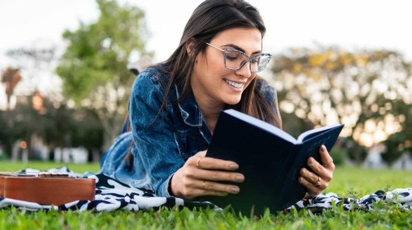 Os livros têm o poder de transformar e inspirar os leitores (Imagem: Vergani Fotografia | Shutterstock) 