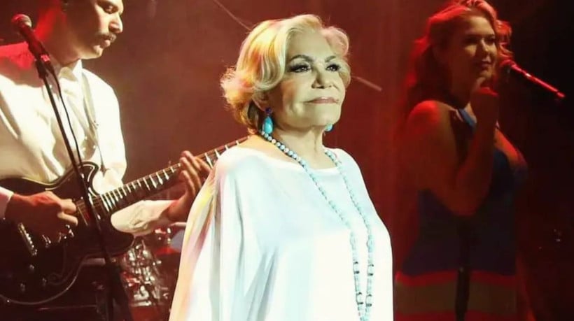 Ícone da música grega, cantora Marinella desmaiou durante show após sofrer AVC e está em está crítico