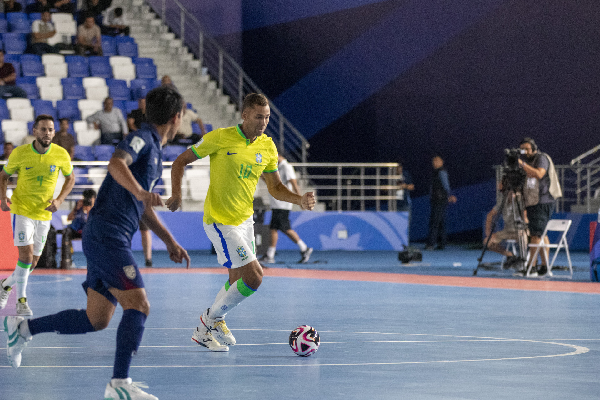 Pito, jogador de futsal da Seleção Brasileira, durante jogo contra Tailândia (Foto: Leto Ribas/CBF)