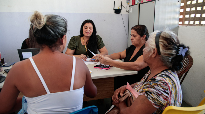 Famílias da ocupação no Carlito Pamplona recebem atendimento socioassistencial 