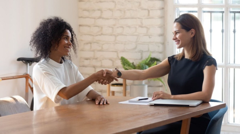 Benefícios, crescimento e equilíbrio entre trabalho e vida pessoal são fatores fundamentais ao escolher uma vaga de emprego (Imagem: fizkes | Shutterstock)