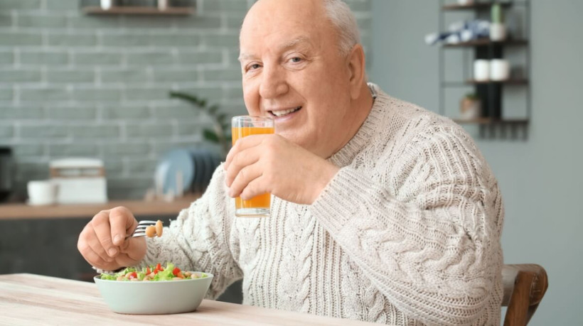 Alguns nutrientes são de extrema importância para a saúde da terceira idade (Imagem: Pixel-Shot | Shutterstock)