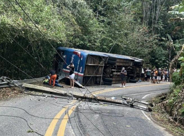 Ônibus fretado pela Projeto Saúde, Bombeiros e Sociedade (PSBS) tombou na CE-065, em Guaramiranga 