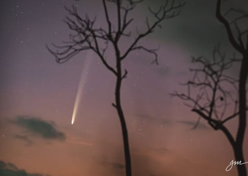 Fotografo cearense registra momento em que cometa aparece no céu de Paramoti