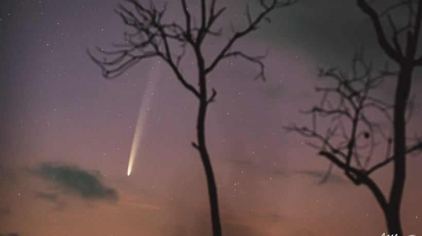 Fotografo cearense registra momento em que cometa aparece no céu de Paramoti