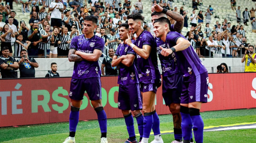 FORTALEZA, CEARÁ, BRASIL - 08.09.2024: Jogadores do Ceará comemoram gol. Ceará x Vila Nova. Arena Castelão,  campeonato brasileiro série B. (Foto: Aurélio Alves  / O POVO)