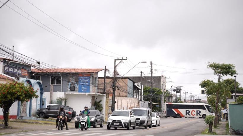 Clima chuvoso em Fortaleza nesta manhã de sábado, 28. Na foto, a avenida. João Pessoa