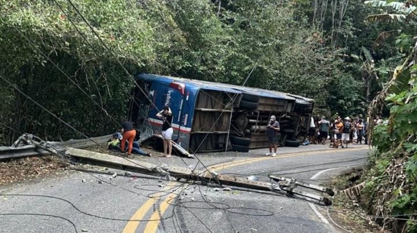 Ônibus fretado pela Projeto Saúde, Bombeiros e Sociedade (PSBS) tombou na CE-065, em Guaramiranga