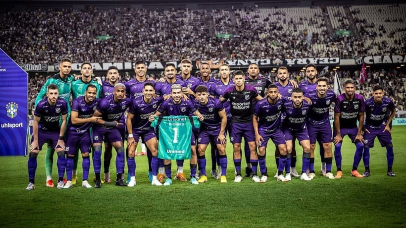 A camisa do goleiro foi segurada pelo volante Richardson, um dos líderes da equipe