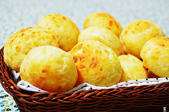 O site TasteAtlas, famoso por elaborar rankings culinários com a ajuda dos usuários, elegeu o tradicional pão de queijo brasileiro o segundo melhor pão do mundo.