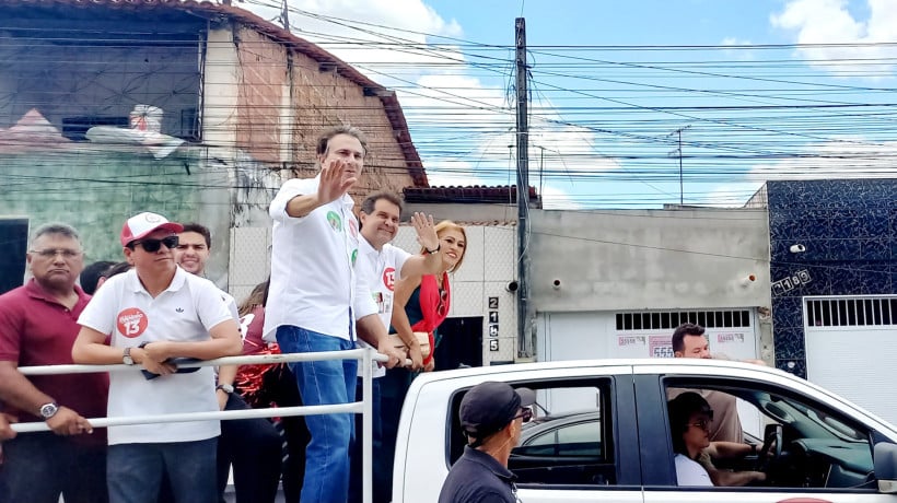 Ministro Camilo Santana em carreata ao lado de Evandro Leitão na manhã deste domingo, 29, no bairro Vila Manoel Sátiro