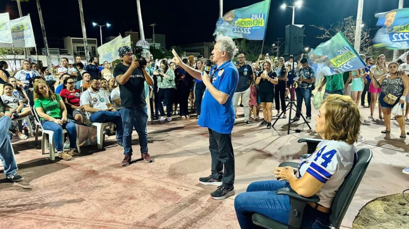 Oscar Rodrigues e a candidata a vice, Dra. Imaculada, em roda de conversa com eleitores em Sobral