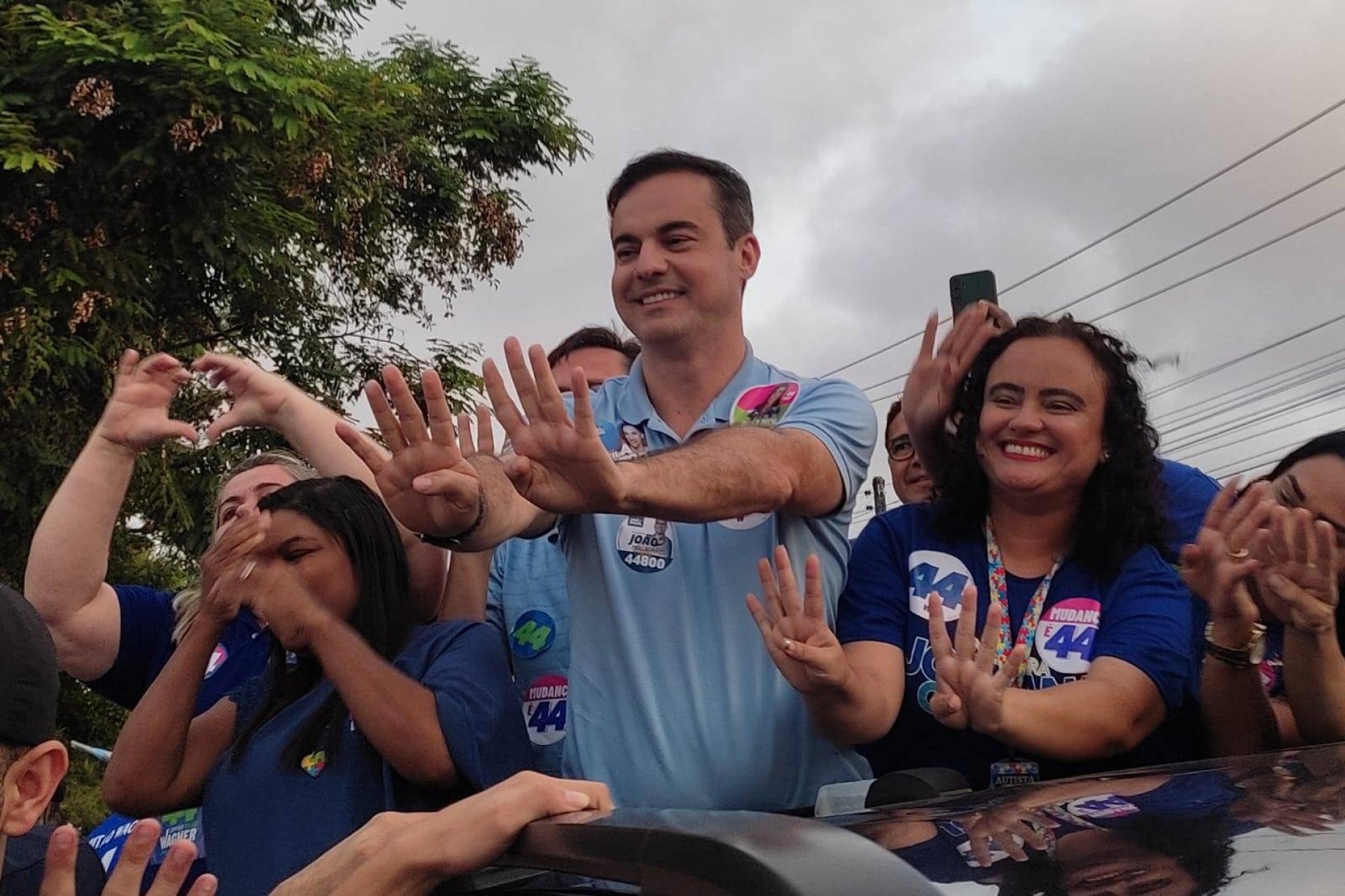 ￼CAPITÃO Wagner realizou carreata no bairro Itaoca (Foto: Taynara Lima/O POVO)