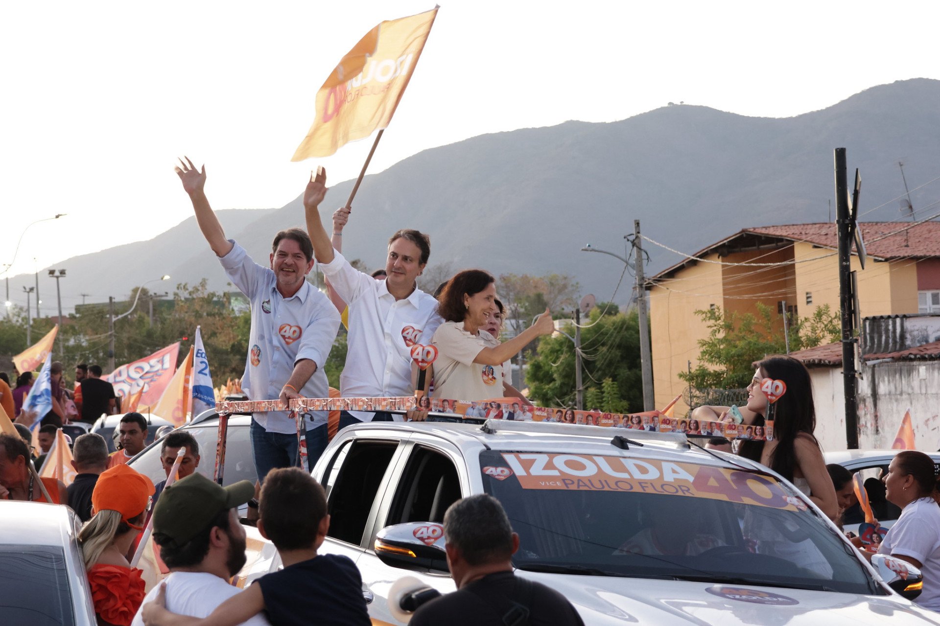 Camilo Santana, Izolda Cela e Cid Gomes em carreata em Sobral