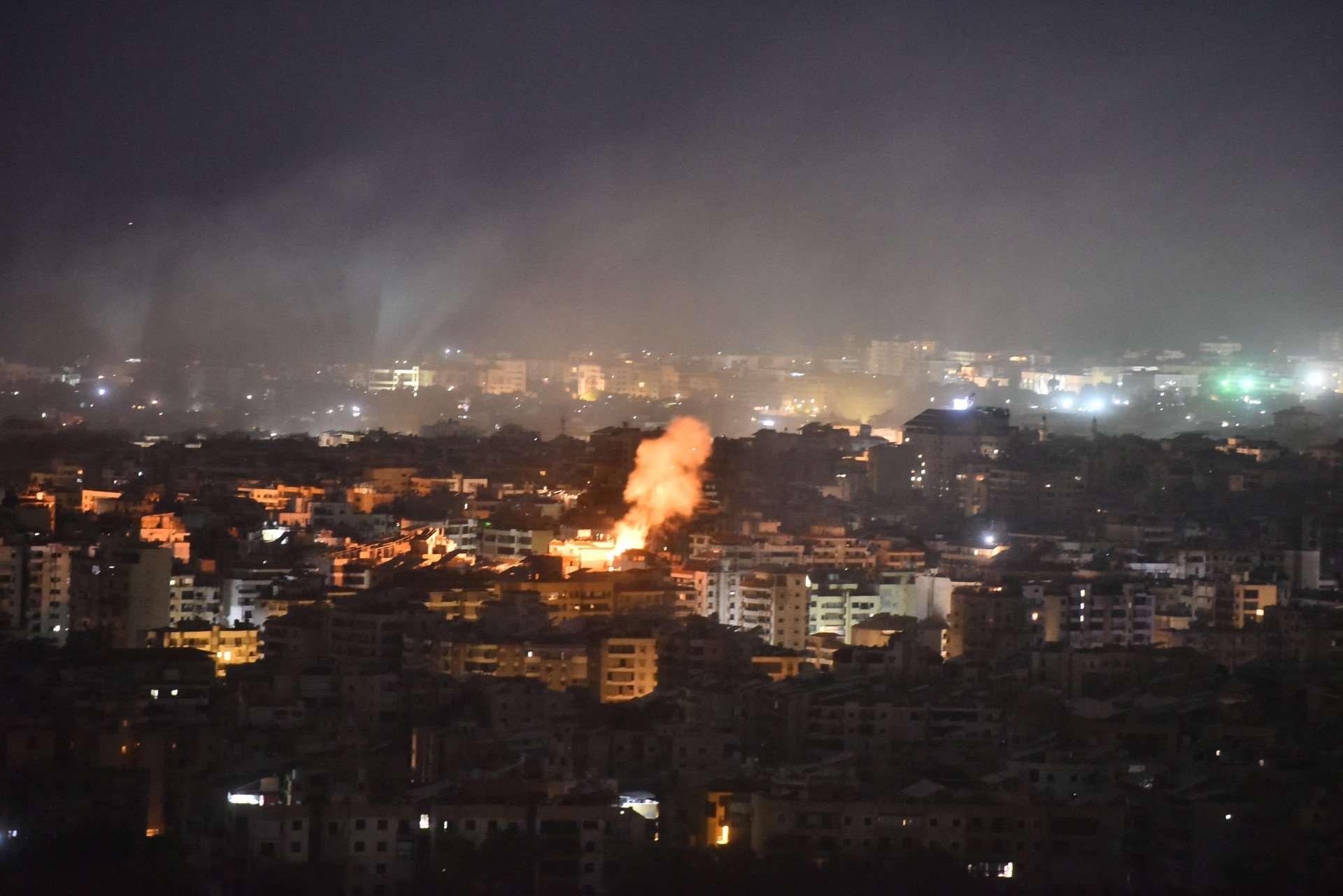 ￼ATAQUE aéreo israelense que teve como alvo um bairro no subúrbio sul de Beirute (Foto: Fadel ITANI / AFP)