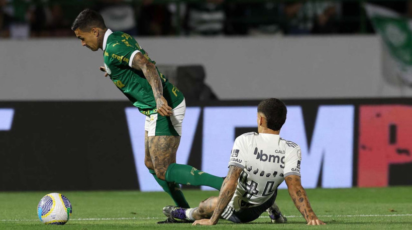 O jogador Dudu, da SE Palmeiras, disputa bola com o jogador do C Atlético Mineiro, durante partida válida pela vigésima oitava rodada, do Campeonato Brasileiro, Série A, no Estádio Brinco de Ouro da Princesa. (Foto: Cesar Greco/Palmeiras/by Canon)