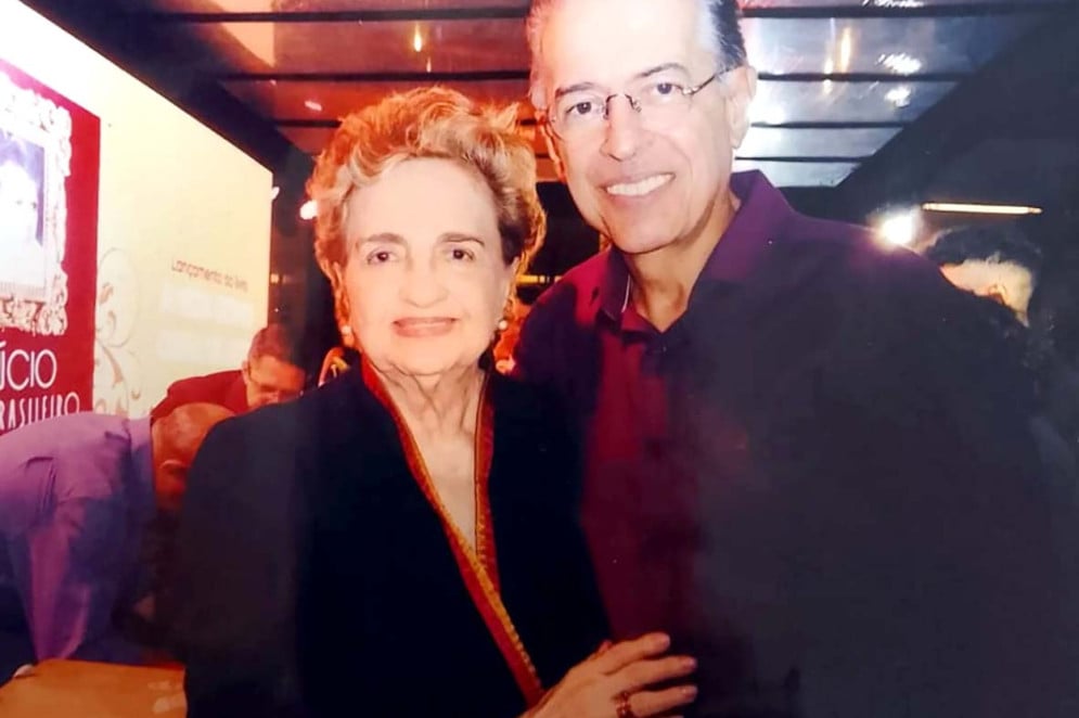 Fernanda Quinderé, com Paulo César Norões, nos generosos autógrafos, recompõe hoje em doze o número delas na Academia(Foto: acervo pessoal)