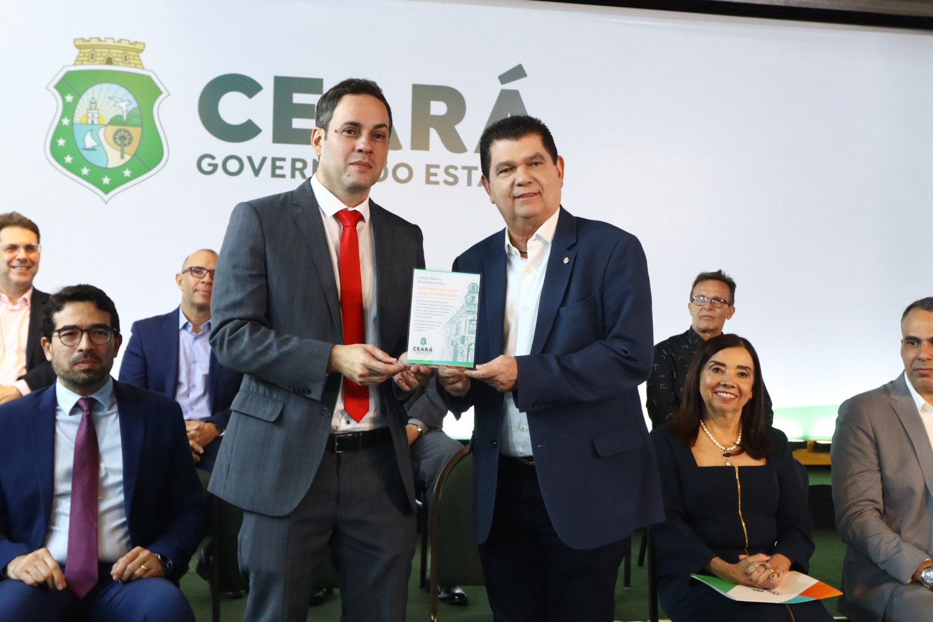 ￼FABRÍZIO Gomes e Mauro Filho durante solenidade dos 188 anos da Sefaz e lançamento do Selo IBS Ceará (Foto: Estácio Junior / Governo do Ceará)