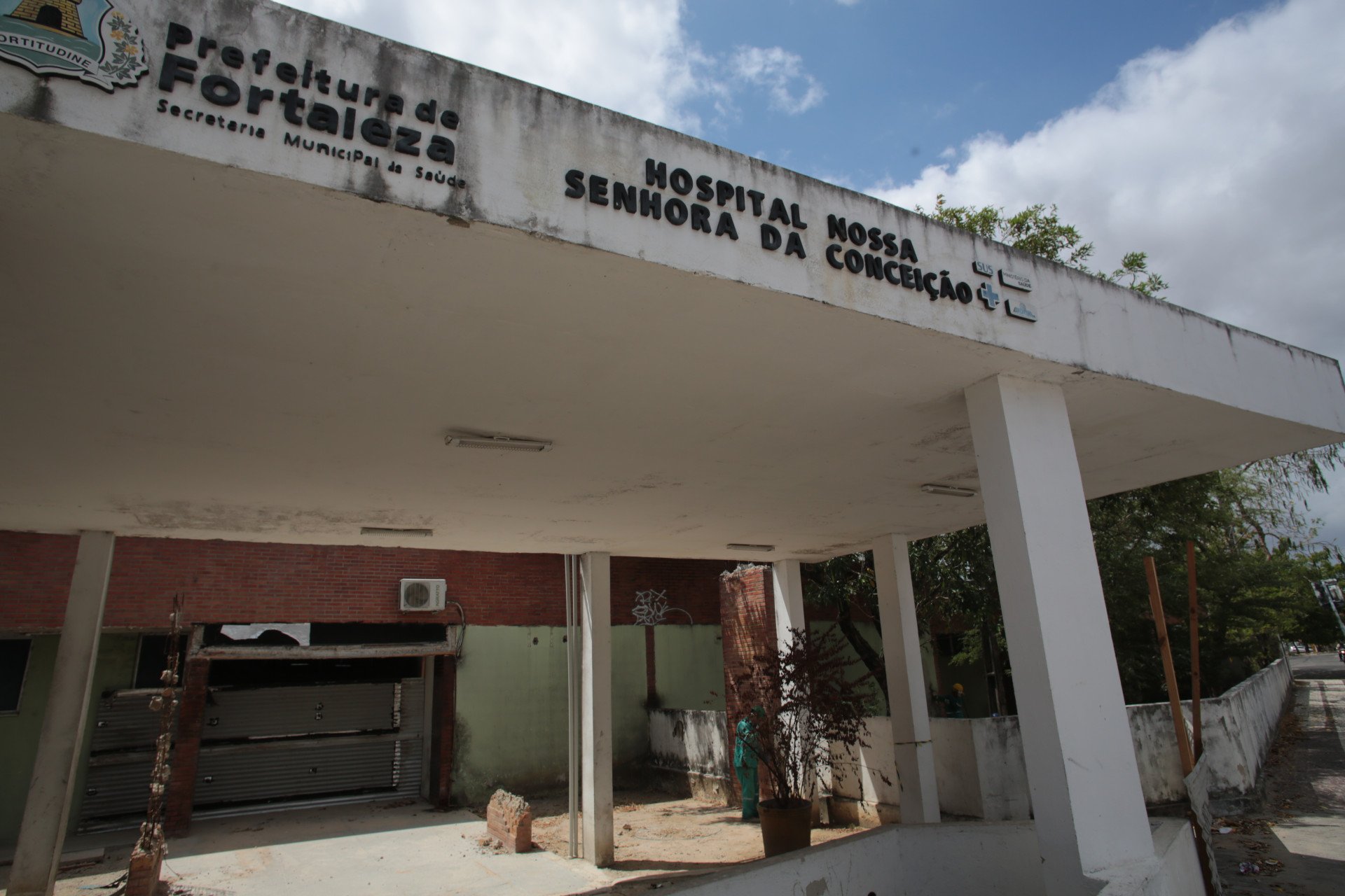 ￼PARTE do hospital está sem funcionar por causa da reforma (Foto: FÁBIO LIMA)