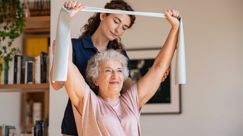 A fisioterapia ajuda a melhorar a qualidade de vida dos idosos (Imagem: Ground Picture | Shutterstock)