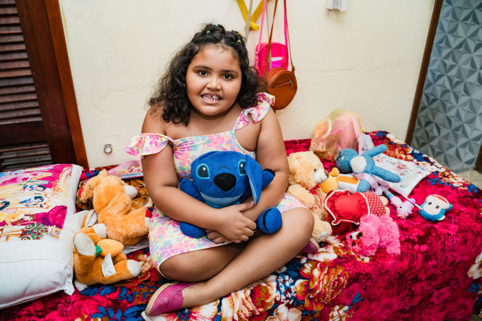 A pequena Eloá estava em uma família acolhedora antes de morar com os pais adotivos, o que facilitou a adaptação (Foto: JÚLIO CAESAR)