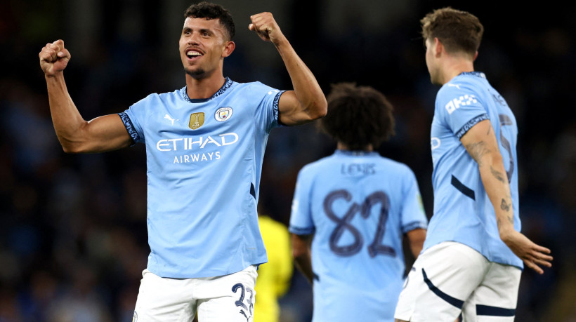 Matheus Nunes comemorando seu gol com a camisa do Manchester City