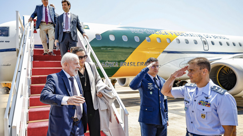 Presidente da República, Luiz Inácio Lula da Silva, durante chegada na Base Aérea de Brasília