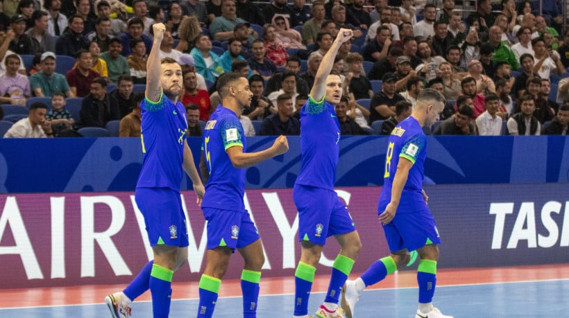 Jogadores do Brasil comemoram vaga na final da Copa do Mundo de Futsal