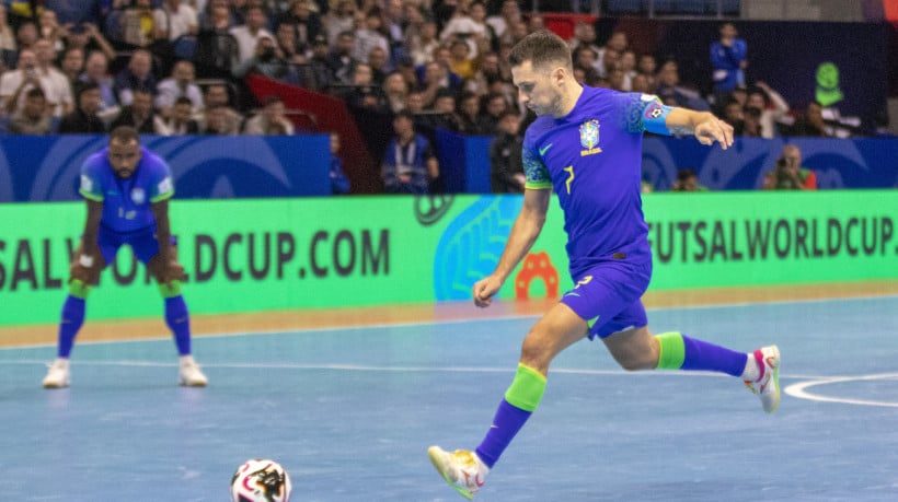 Copa do Mundo de Futsal 2024: tiro livre direto batido por Dyego deu vaga do Brasil à final
