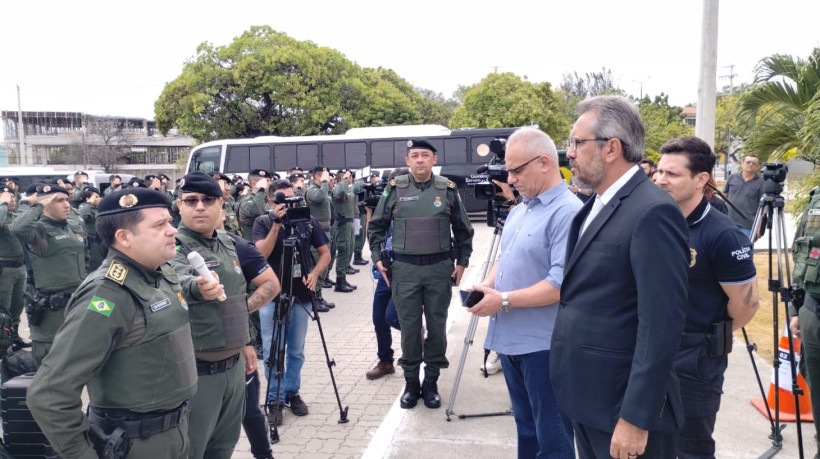 Governador Elmano de Freitas (PT) participou de solenidade no Cisp, onde ocorria o embarque de policiais militares para reforçar a segurança para as eleições municipais no Interior