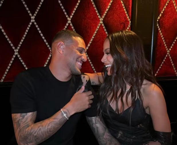 Depois de muitos rumores, a cantora Anitta finalmente assumiu seu romance com o jogador de futebol Vinicius Souza. Na quinta-feira (26/09), ela publicou fotos ao lado do novo affair enquanto participava de um evento de moda em Paris.