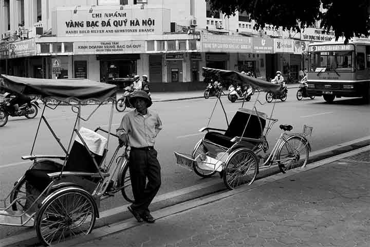 Ao longo da história, um veículo movido à força humana foi bastante utilizado em países da Ásia, como Índia, Japão e China. O famoso riquixá ajudava as pessoas nas viagens curtas pela cidade. Atualmente, esse meio de transporte ganhou novas versões com a modernidade.  