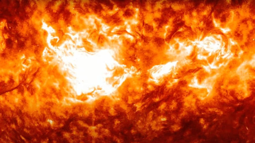 A sonda espacial Solar Dynamics Observatory da NASA capturou esta imagem de uma erupção solar X7.1 em 1º de outubro de 2024.