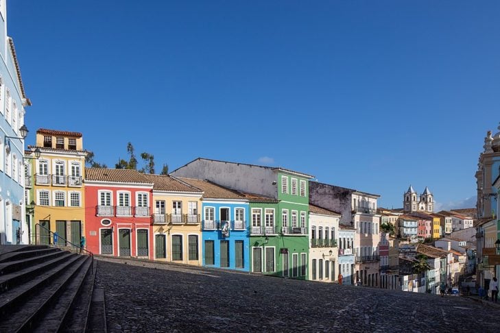 Popularmente chamado de “Pelô”, o Pelourinho é conhecido por suas ruas de paralelepípedos, arquitetura colonial colorida e é um importante centro cultural e histórico. Conheça esse monumento urbano que atrai moradores e visitantes o ano inteiro. 