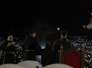 Última novena em honra a São Francisco na praça dos Romeiros 