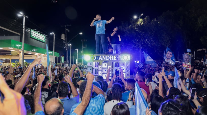 Candidato André Fernandes em campanha no bairro Granja Portugal, em Fortaleza