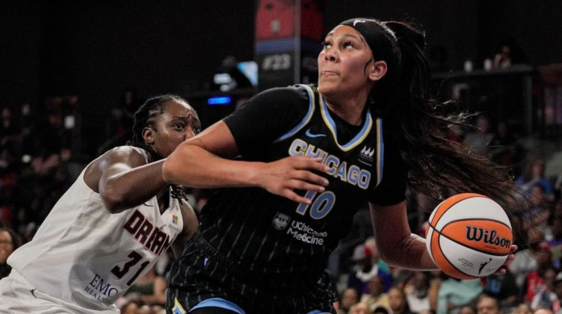 Kamilla, de camisa preta, atuando pelo Chicago Sky em 2024