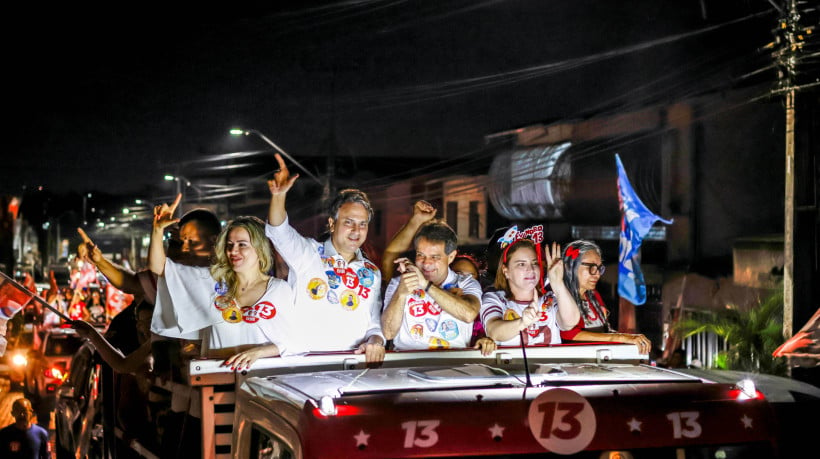 FORTALEZA, CEARÁ, BRASIL - 04.10.2024: Evandro Leitão faz carreata no bairro Bom Jardim. (Foto: Aurélio Alves  / O POVO)